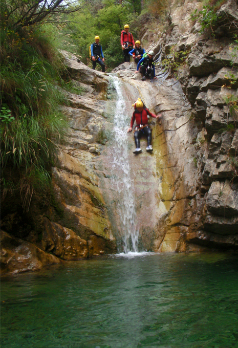 5 personnes en activité canyoning